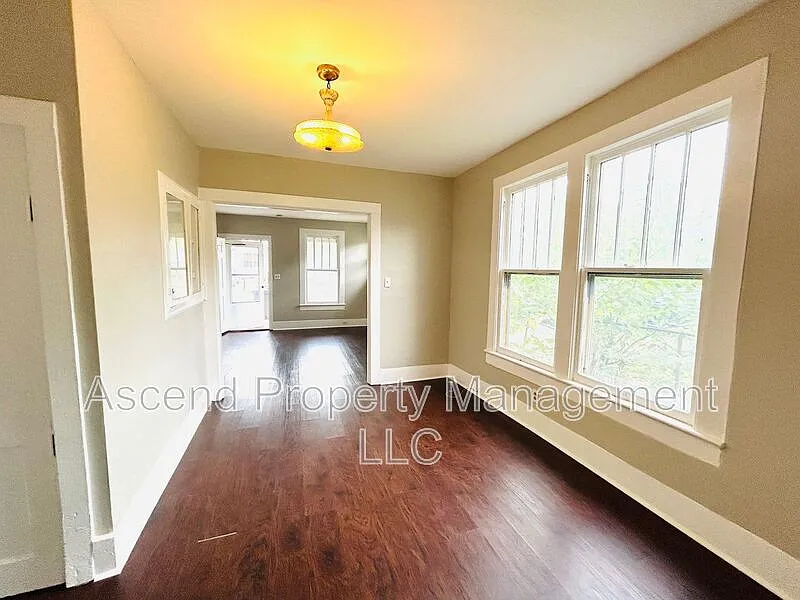 2 bed, 1.0 bath, $1,095 — Photo 4