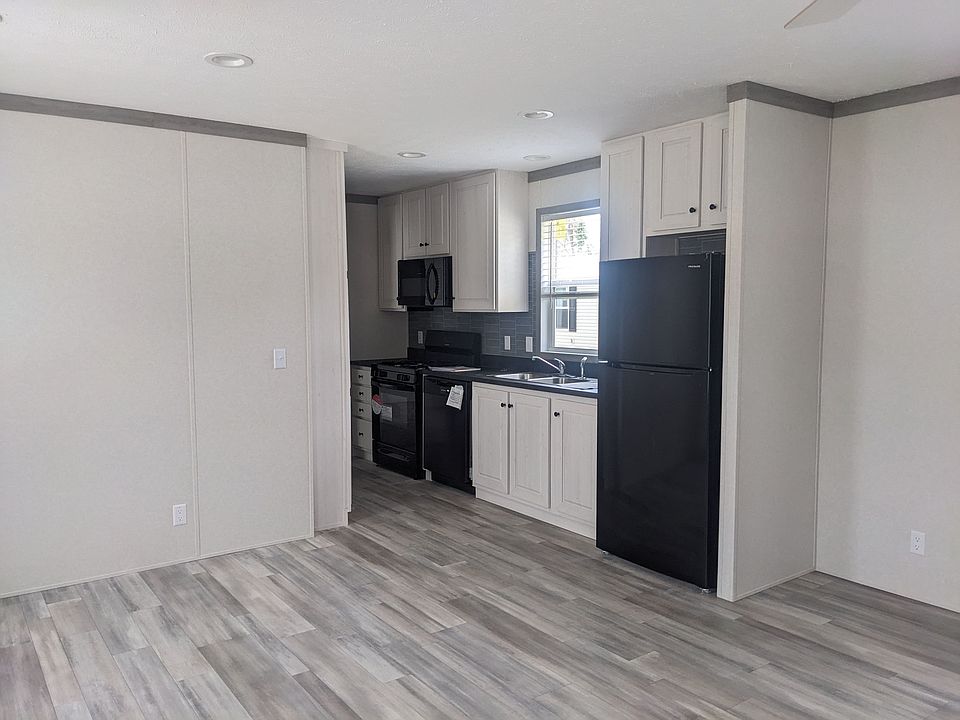 2nd image of 300 Forrest Ave #6