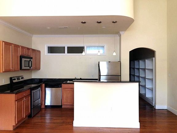3rd image of 525 E Grace St APT 204