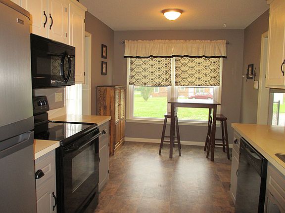 Kitchen w/ breakfast nook