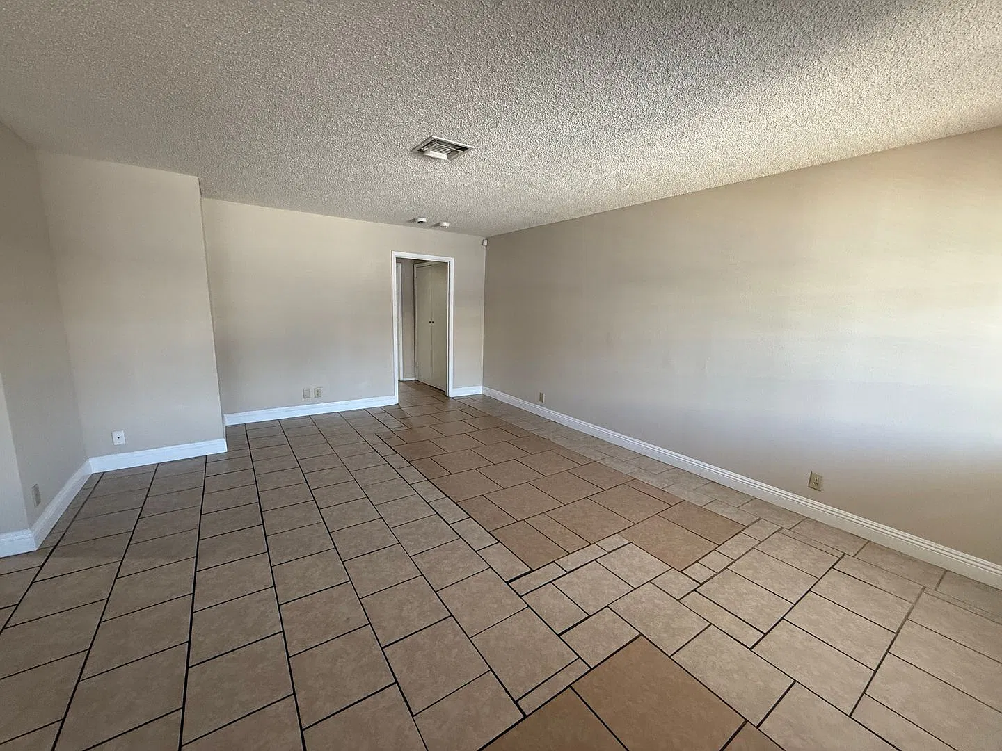 501 S Maryland Pkwy — Photo 2