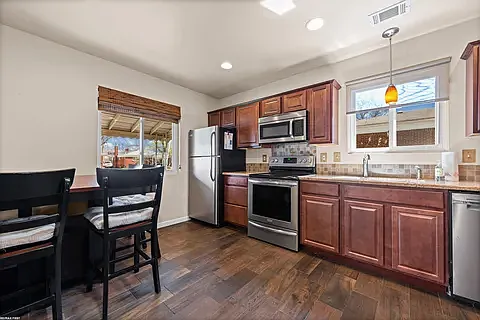 3 bed, 1200 sqft, $1,895 — Photo 3