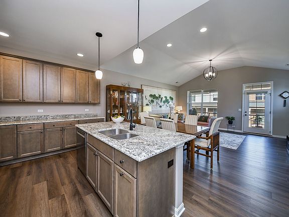 4th image of 484 Woodmoor Dr