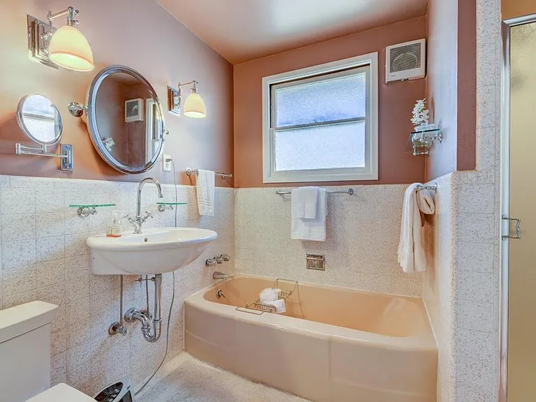 2ND FLOOR BATHTUB AND A SEPRATE SHOWER STALL.