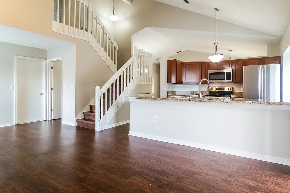 4 bed, 2.5 bath, 1902 sqft, $2,605 — Photo 2