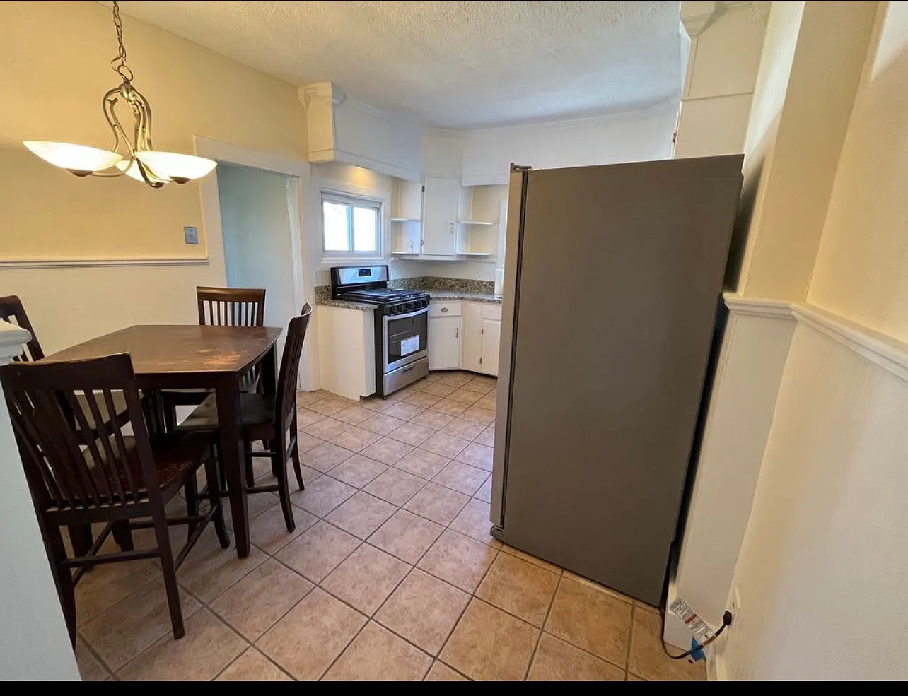 4 bed, 1300 sqft, $2,600 — Photo 2