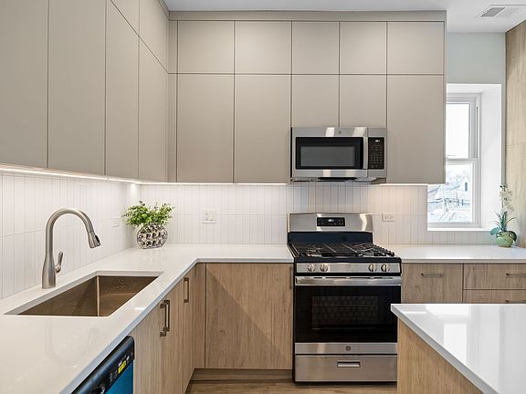 3rd image of 2741 W Belmont Ave APT 2