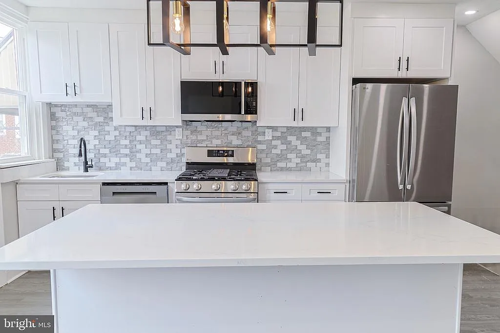 3 bed, 1.5 bath, 1152 sqft, $2,300 — Photo 3