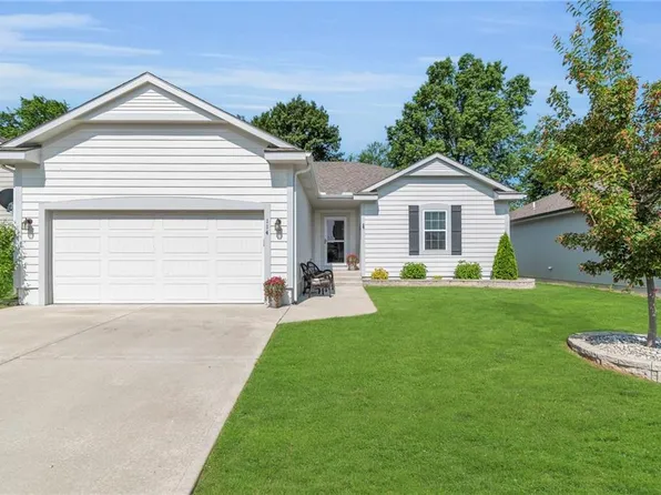 114 N Carriage Meadows Trl, Peculiar, MO 64078