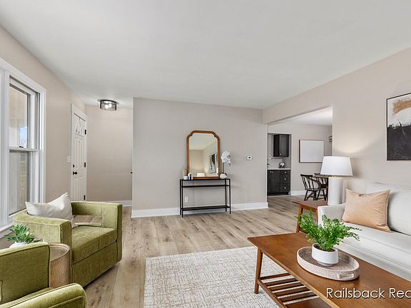 4th image of 10680 Pine Island Dr