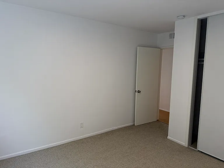 546 N Flores Street — Photo 35