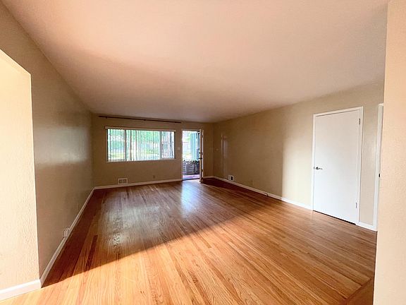 3rd image of 297 Waverley St