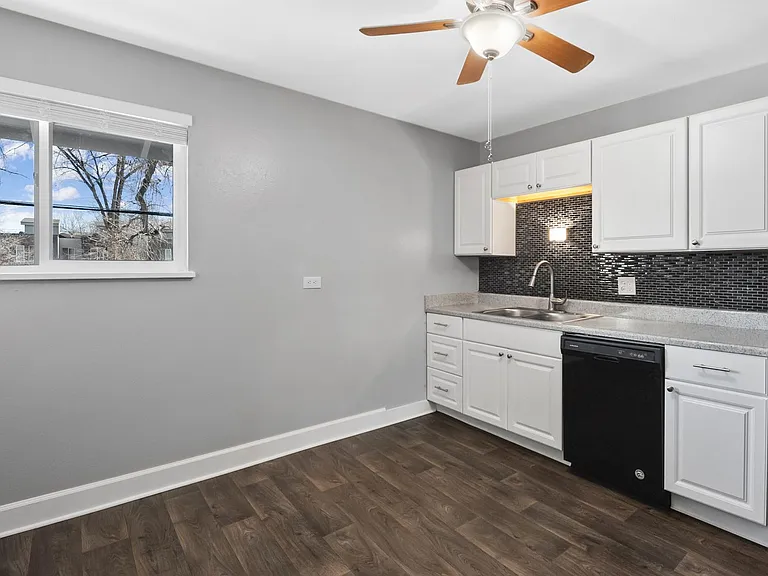 Beautiful Remodeled Apartments - includes washer/dryer Must See! — Photo 17