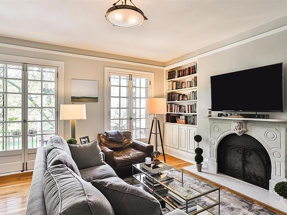 4th image of 4931 Laclede Ave #11