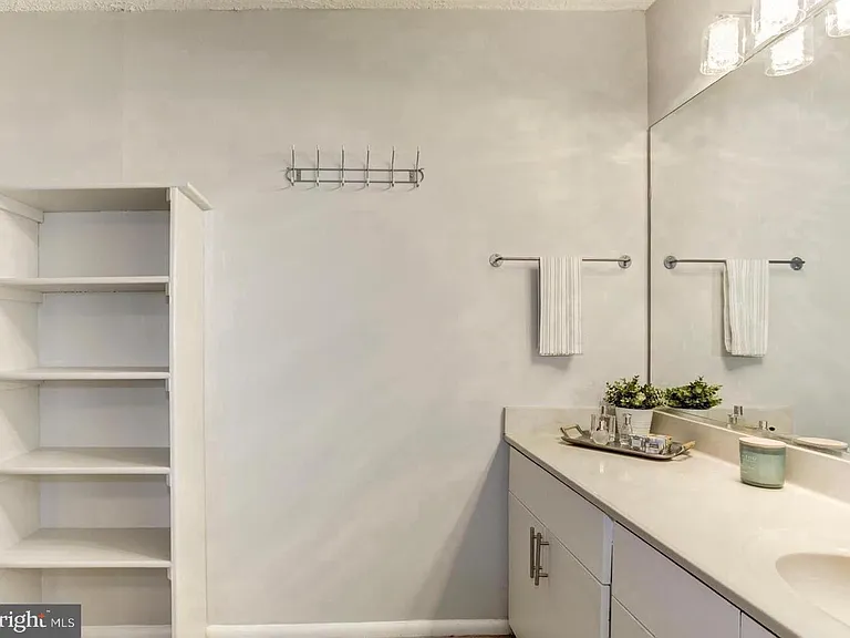 2500 N Van Dorn St #1118 — Photo 6