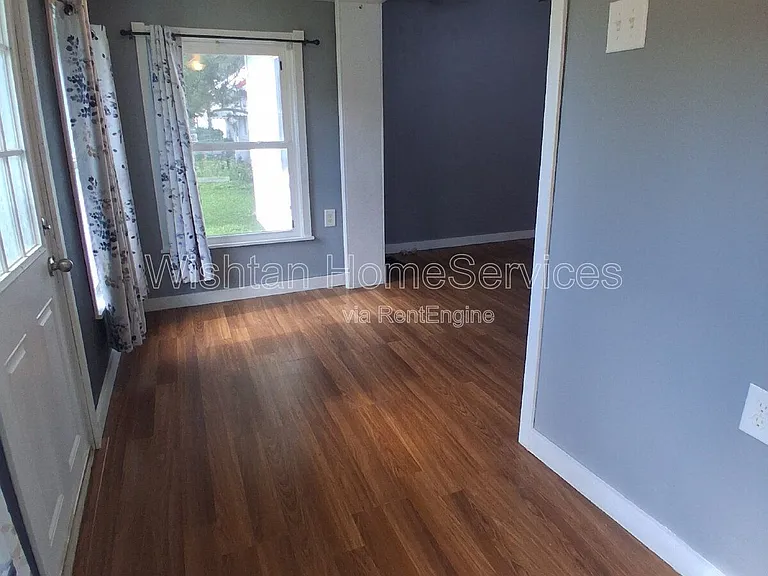 701 N E St — Photo 2