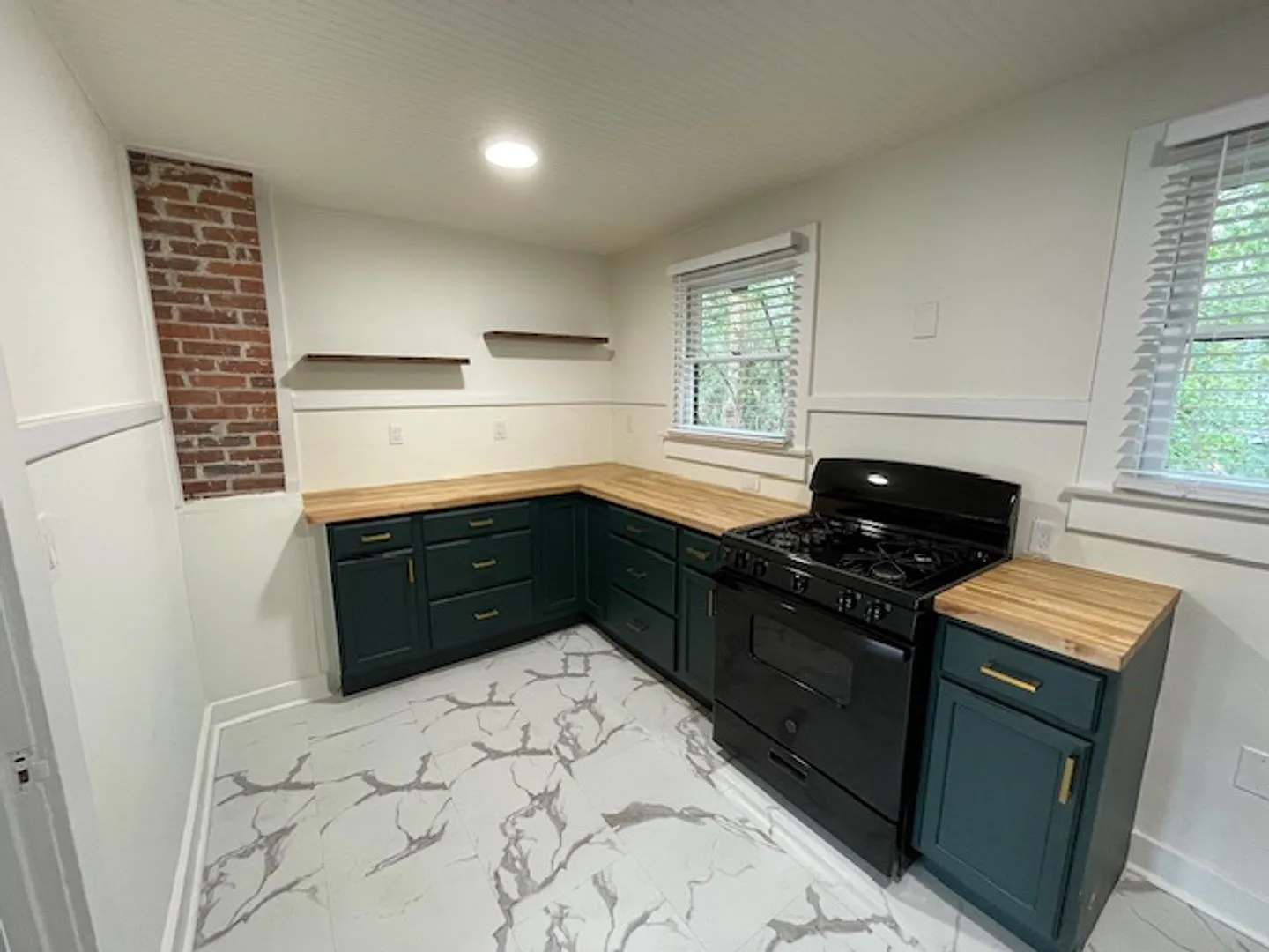Recently Renovated 2 Bedroom Apartment in Duckpond — Photo 4