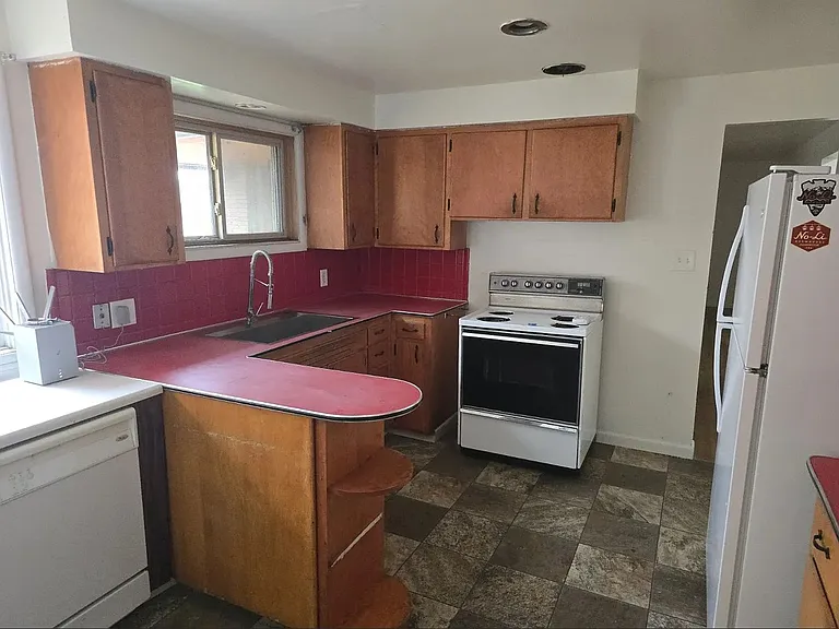 324 E Mission Ave — Photo 1