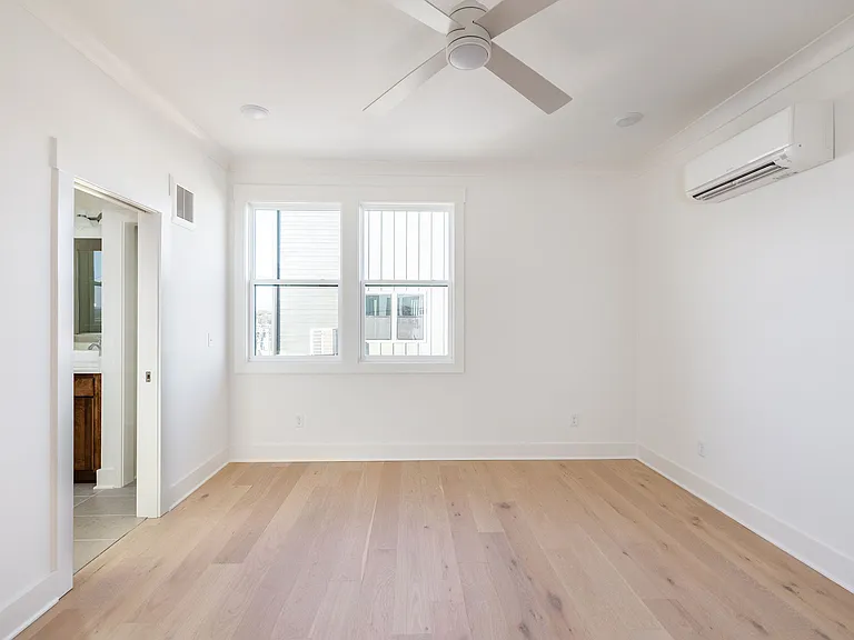 326 E Trinity Ln #B — Photo 11