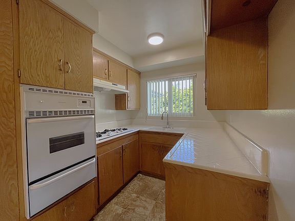 3rd image of 2727 Montrose Ave #15