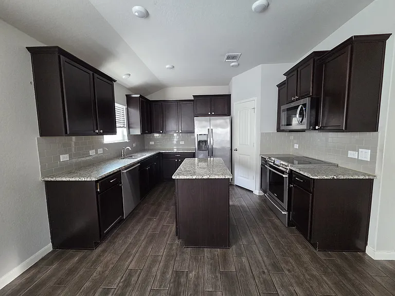 945 Cypress Ml — Photo 8