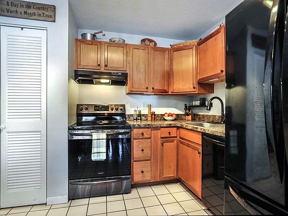 4th image of 160 Burkhall St Unit 109