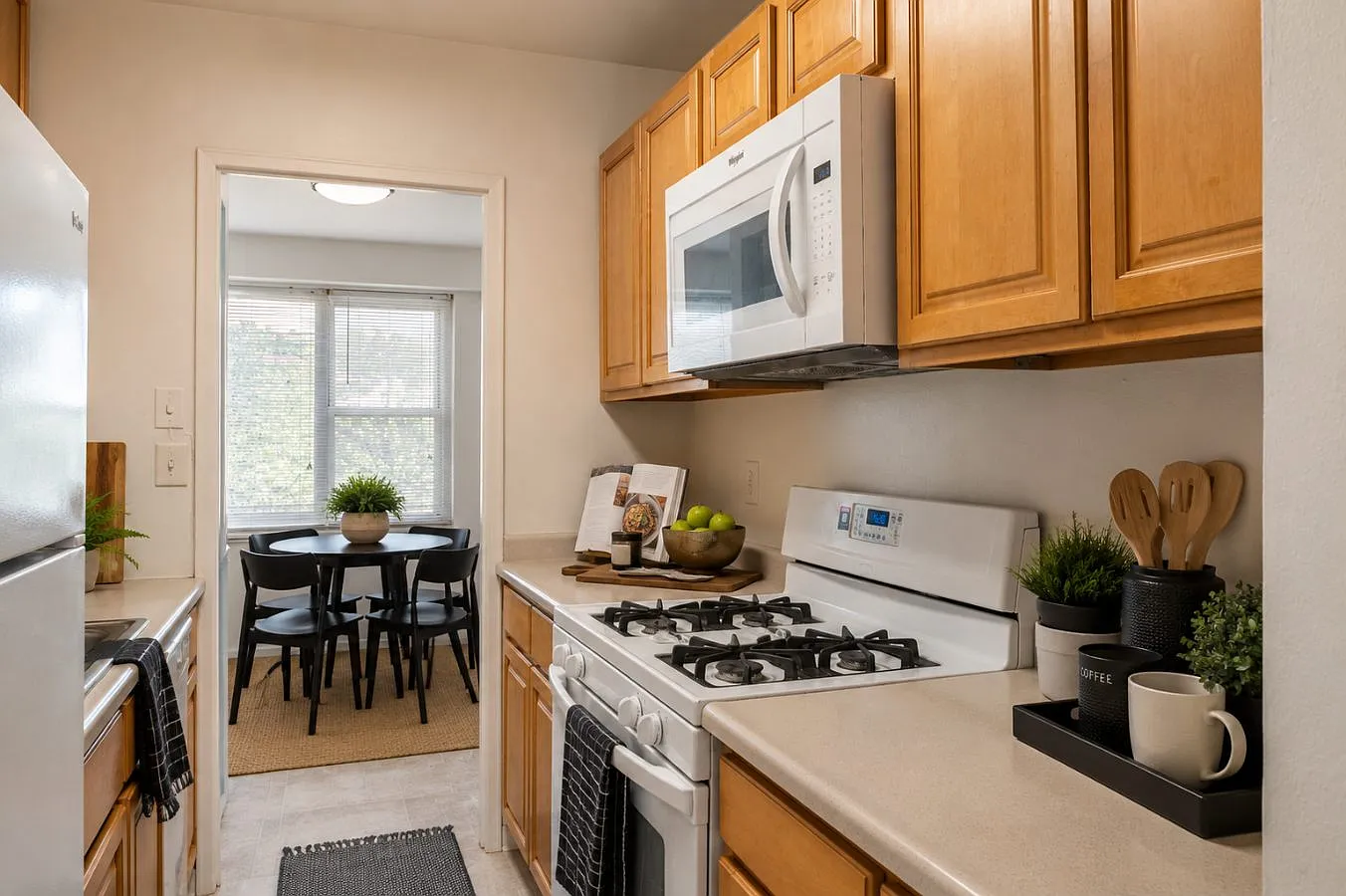 The Carlyle Apartment Homes — Photo 4