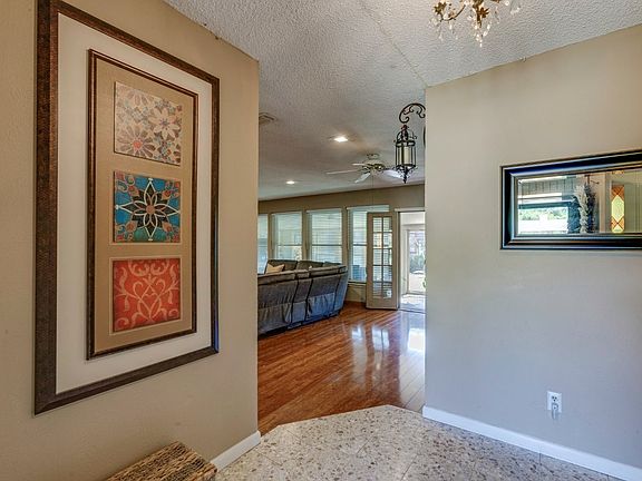 3rd image of 2805 Hedgeway Dr