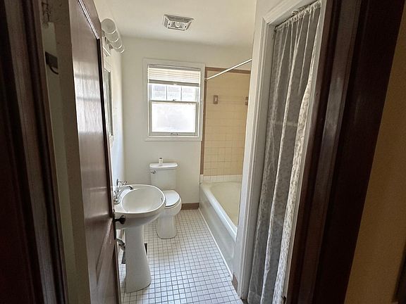 4th image of 1822 Stevens Ave