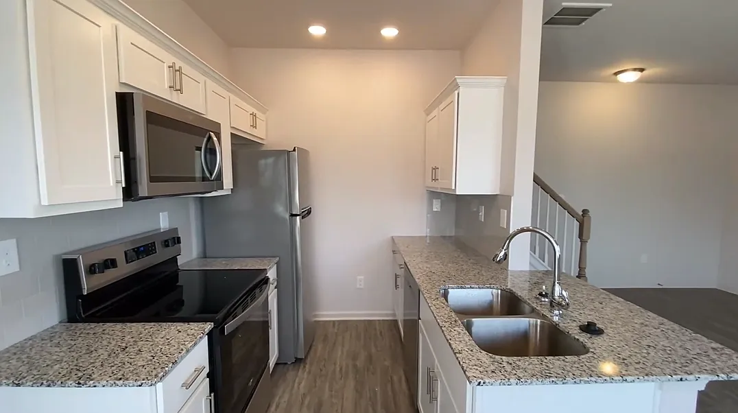 3 bed, 100 sqft, $2,055 — Photo 4