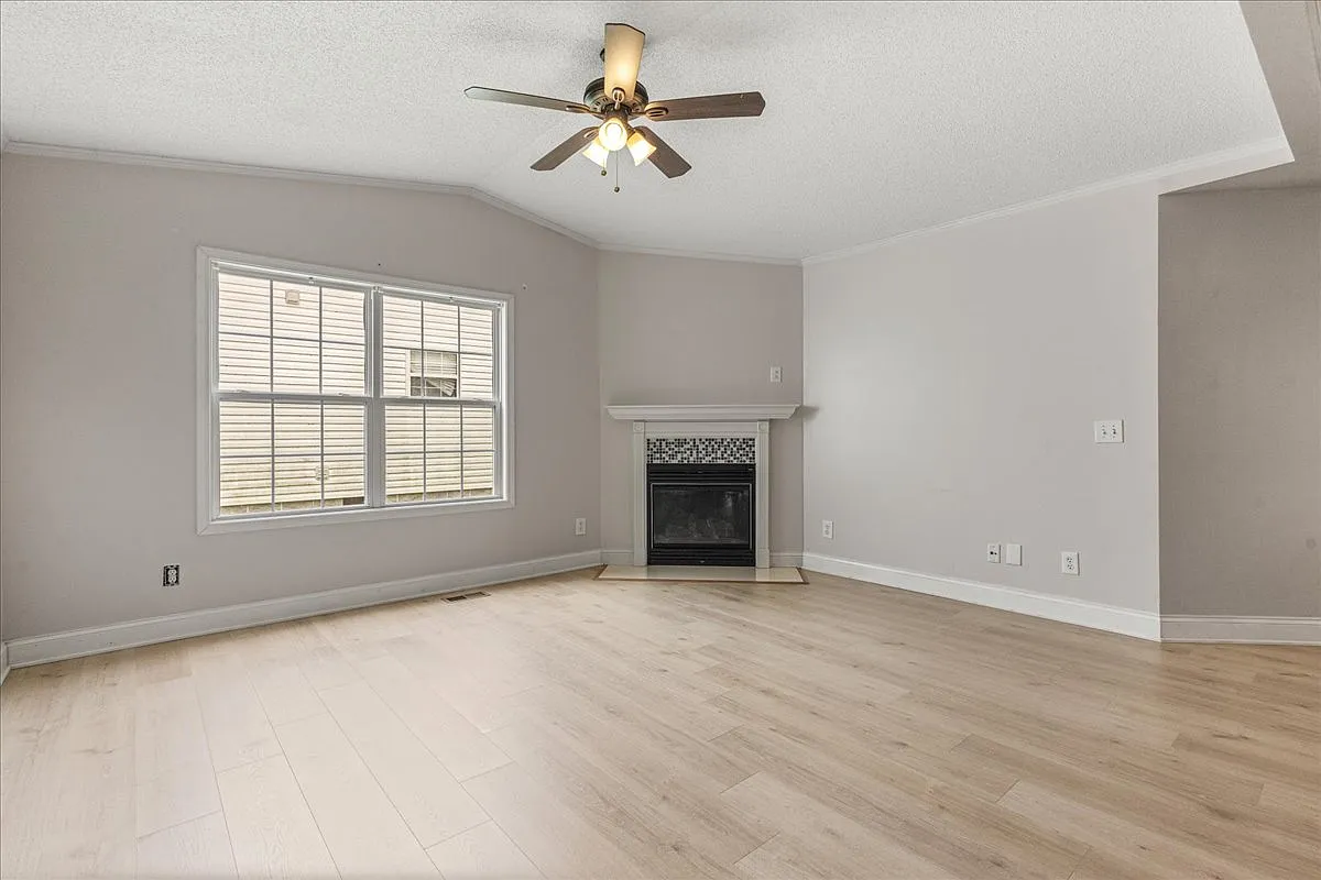 3 bed, 1350 sqft, $2,350 — Photo 2