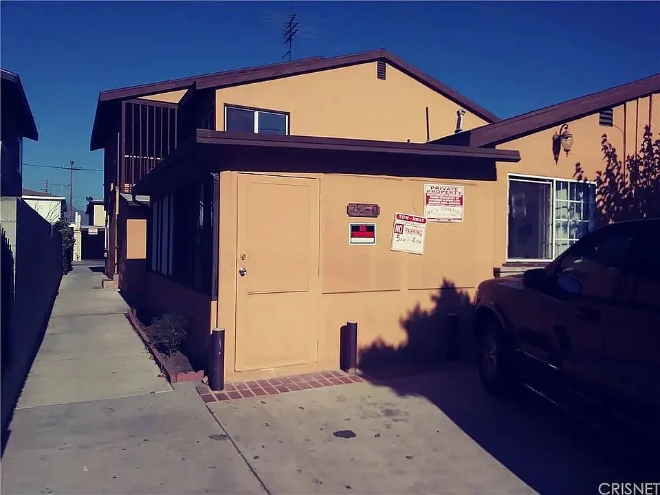 7250 Tujunga Ave