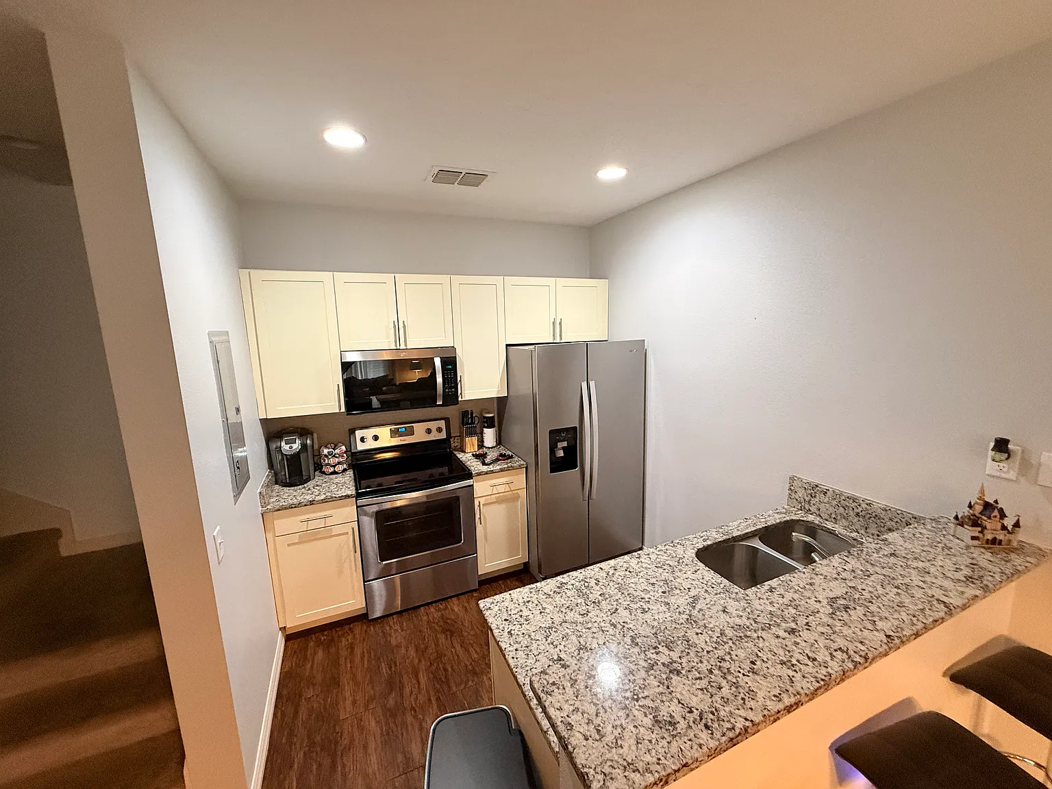 3 bed, 1300 sqft, $2,200 — Photo 4