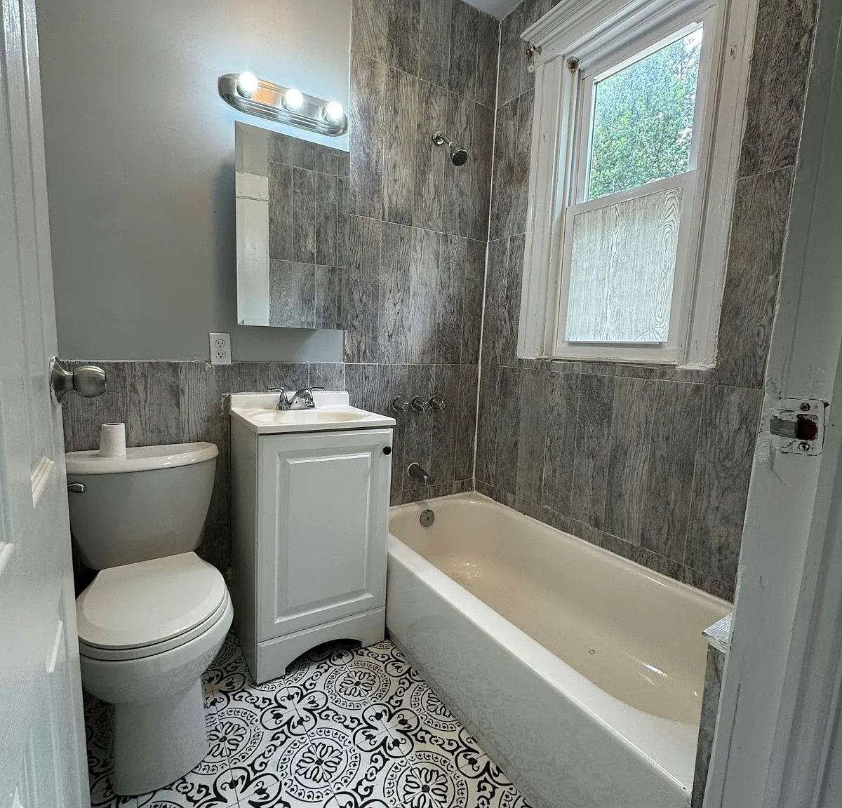 165 Clendenny Avenue, Unit 1R — Photo 2