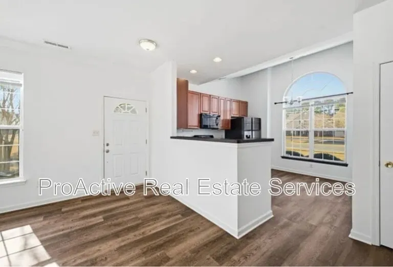 2021 Livingston St — Photo 6