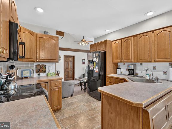 5th image of 2200 W Saint Joseph St