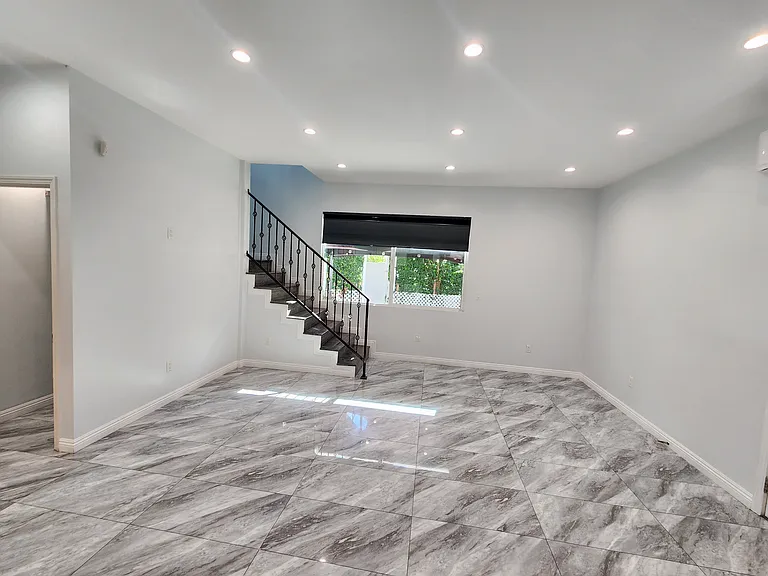 6827 Murietta Ave — Photo 31
