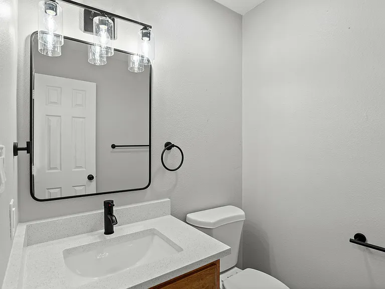Experience elegance in this contemporary bathroom featuring modern finishes. Experience elegance in this contemporary bathroom featuring modern finishes.