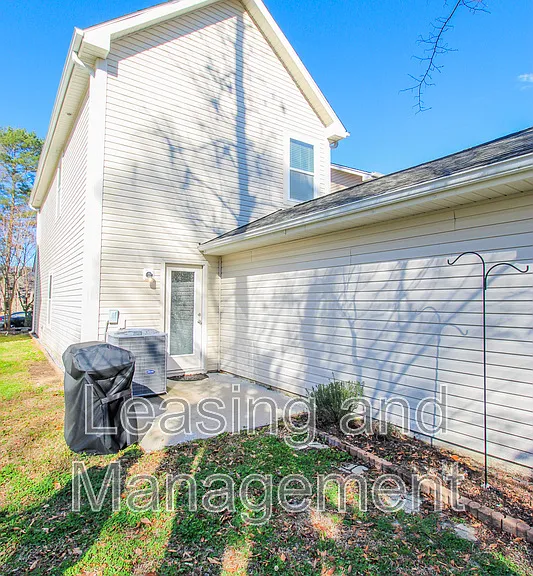 4946 Ballantine Dr — Photo 18