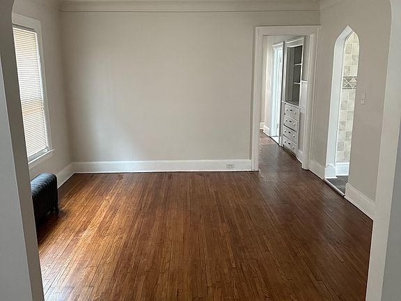 3rd image of 2516 Gladstone St