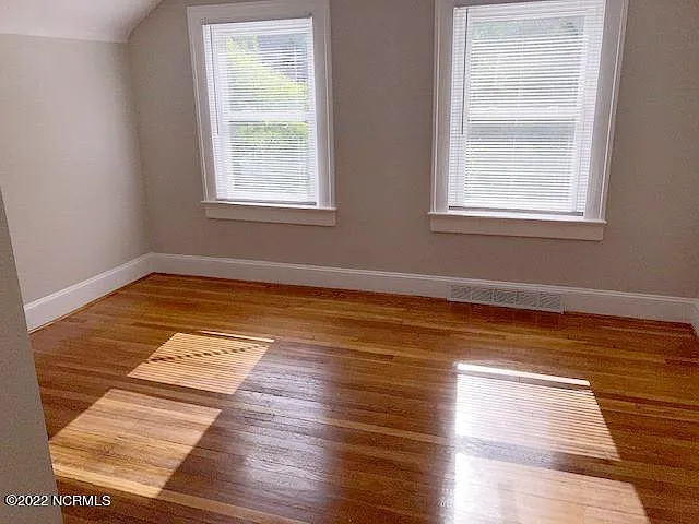 2301 E 4th St — Photo 18