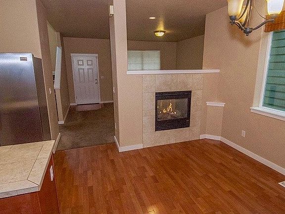 Dinning room w/ gas fireplace