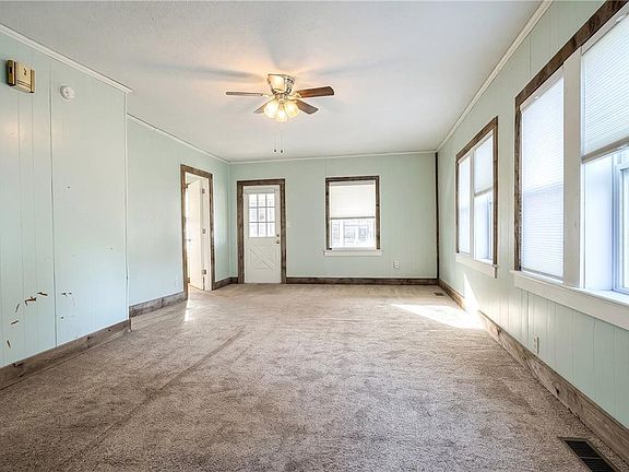 9th image of 701 E 4th St