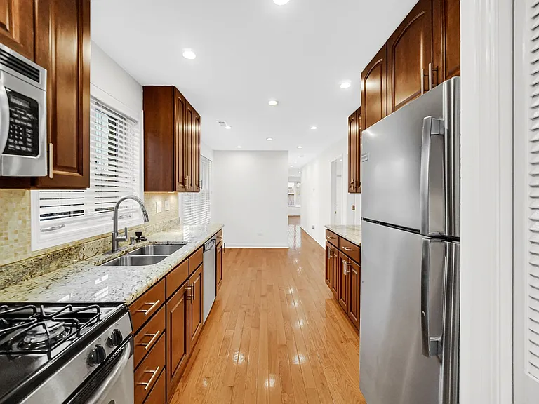 2218 W Augusta Blvd — Photo 8