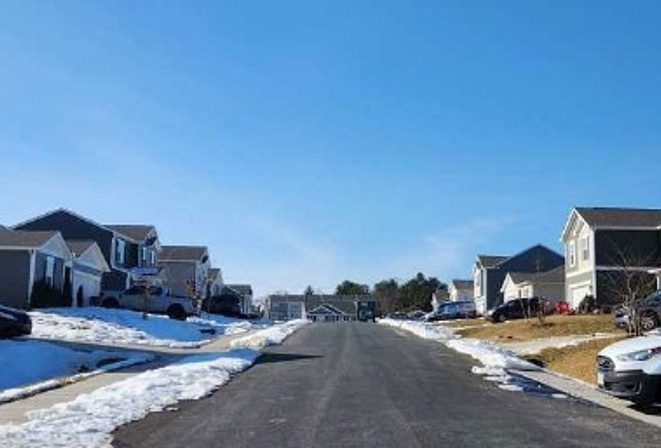 Exterior Neighborhood (street photo)
