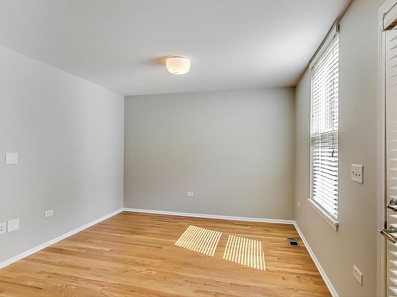 5th image of 3214 N Kilbourn Ave Unit 2