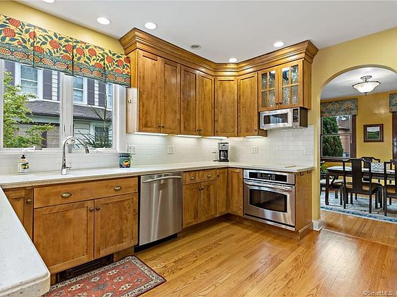 5th image of 195 Grovers Ave
