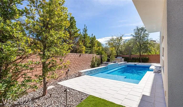 82 Grey Feather Dr — Photo 3