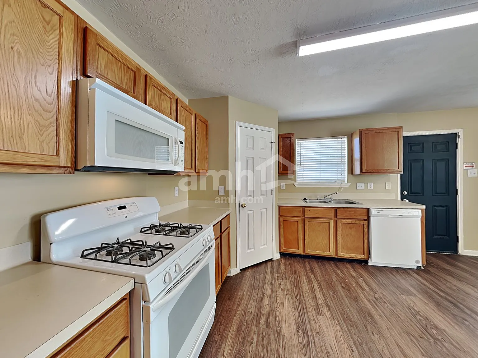 3 bed, 2.5 bath, 1945 sqft, $2,045 — Photo 4