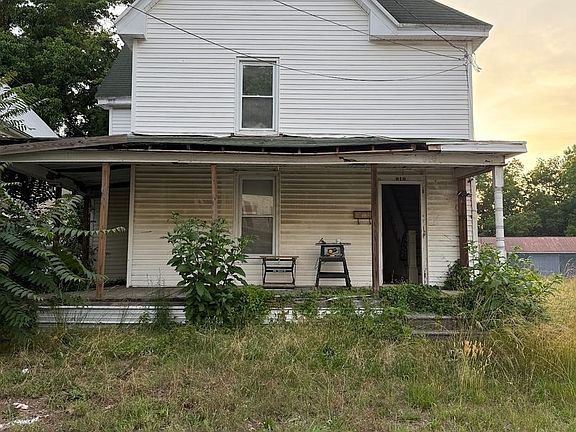2nd image of 810 2nd St